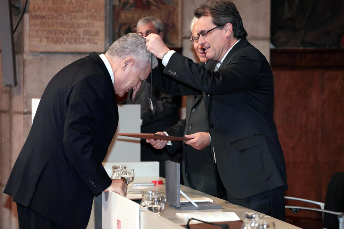 Lluis rebent la Creu de Sant Jordi de Mans del president Artur Mas